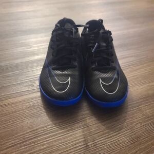Nike Kids' Jr. Mercurial Vapor 15. Size 2.5 great condition.